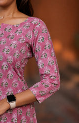Morpaankh Gulaab pink cotton block-print kurti with red and green rose buti, view 5